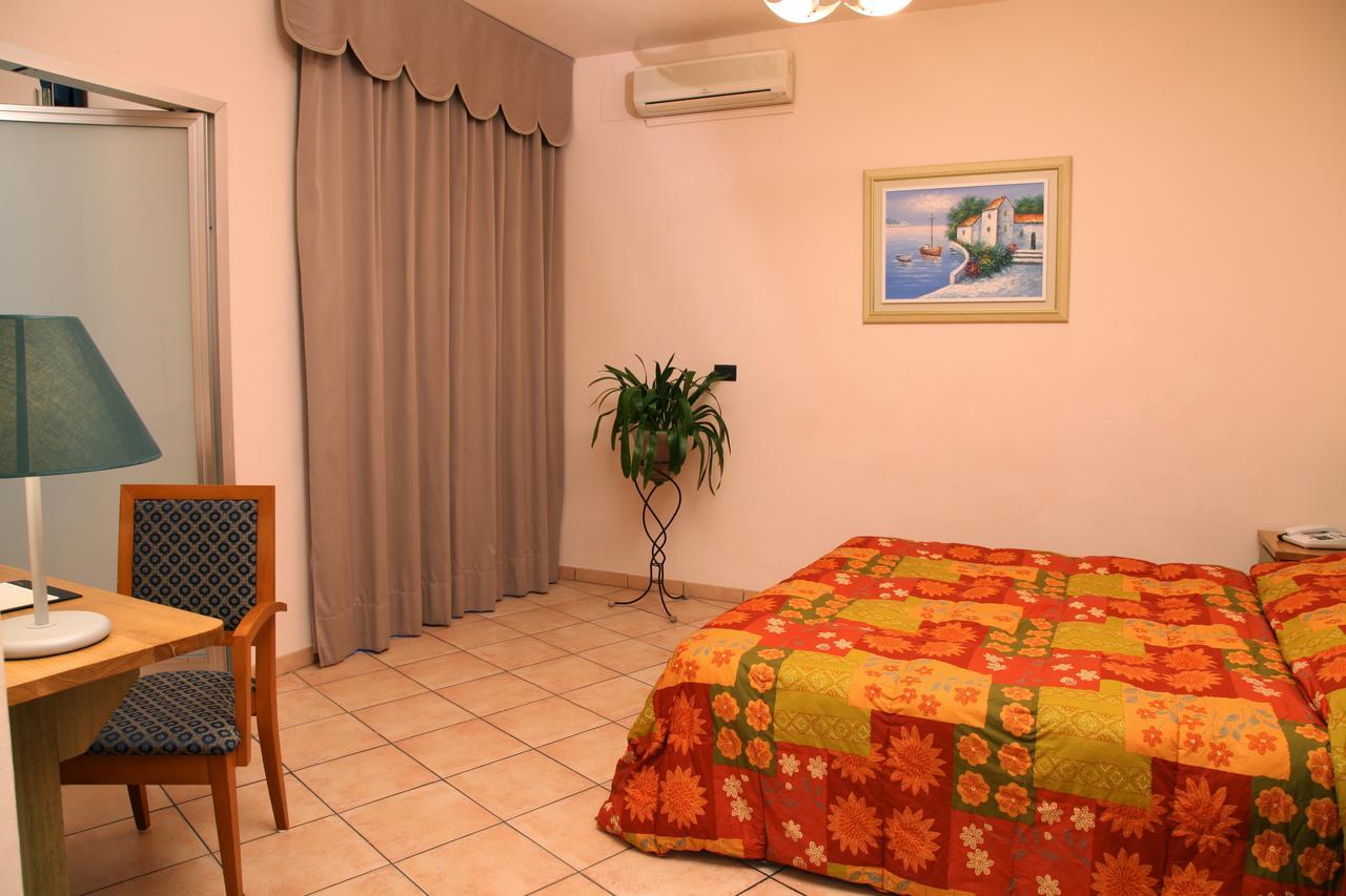 Hotel Plaza Llido Degli Estensi Extérieur photo